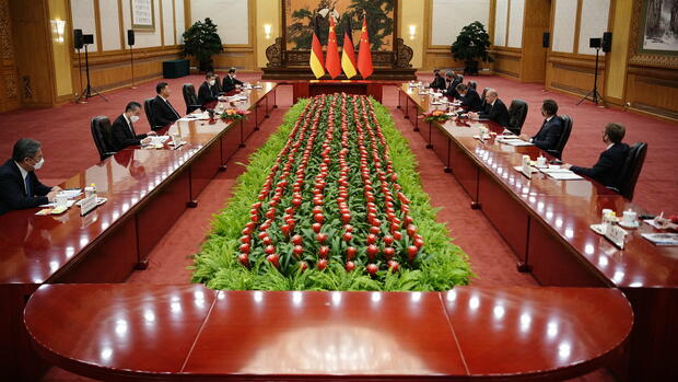Bundeskanzler in Peking: Coronatest und roter Teppich: Die ungewöhnliche China-Reise von Kanzler Scholz