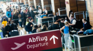 Flughafen Berlin-Brandenburg: Flugbetrieb am BER wegen Aktion von Klimaaktivisten eingestellt