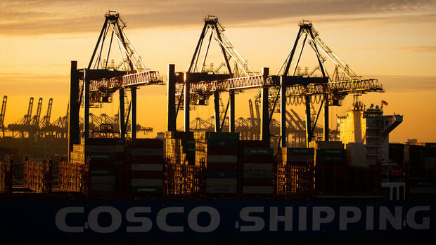 Hamburger Hafen : Deal mit chinesischer Reederei sorgt für Streit – Warum Habeck mit einem Verbot droht