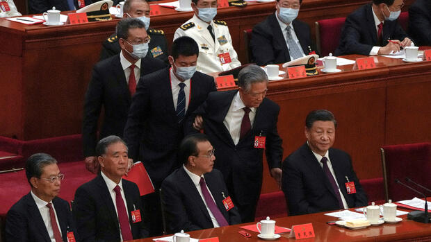 Parteikongress: Kommunistische Partei stärkt Parteichef Xi – Vorgänger Hu wird vor laufenden Kameras aus dem Saal geführt