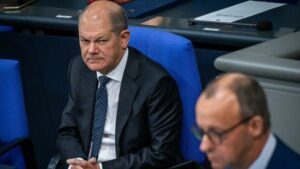 Regierungserklärung : „Wer das glaubt, glaubt auch an sprechende weiße Kaninchen“ – Scholz vergleicht Merz mit Alice im Wunderland