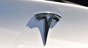 Sicherheitsprobleme: Tesla-Aktie dennoch vorbörslich stärker: Rückruf für 80.000 E-Autos in China