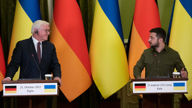 Ukraine-Krieg: Bundespräsident Steinmeier trifft Selenski in Kiew