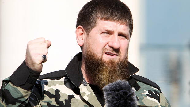Ukraine – Die Lage am Morgen: Kadyrow gibt hohe Verluste bei eigener Einheit in Ukraine zu – Selenski: „Russlands einzige Taktik ist der Terror“