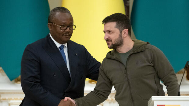 Ukraine – Die Lage am Morgen: Präsident von Guinea-Bissau überreicht Selenski angeblich Post aus Moskau