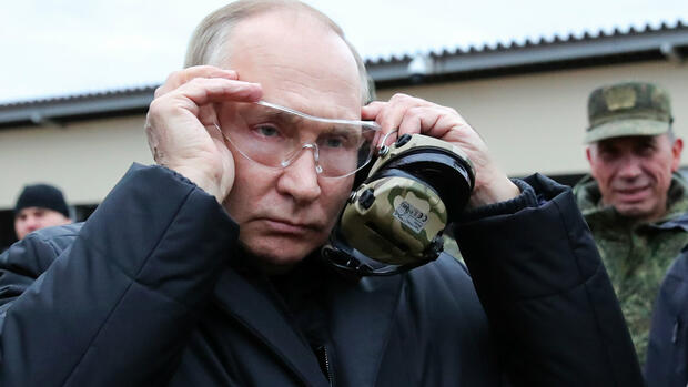 Ukraine – Die Lage am Morgen: Putin zeigt sich mit russischen Rekruten – Ukraine rechnet mit weiteren Stromausfällen