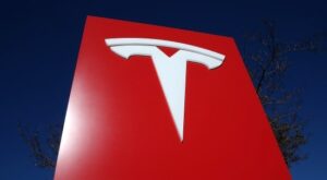 "Totales Chaos": NASDAQ-Titel Tesla-Aktie: Offenbar massive Personalprobleme in Berliner Tesla-Werk - Ziele wohl nicht erreichbar