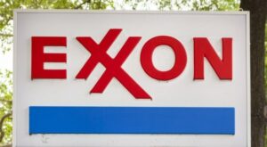 Energiepreise: NYSE-Wert ExxonMobil-Aktie steigt: ExxonMobil geht gegen EU-Übergewinnsteuer vor - EU-Kommission hält an Klage fest