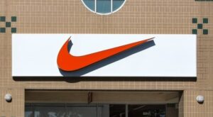 WM in Katar: Nike-Aktie kaum bewegt: Fußball-Weltmeisterschaft wird zum Prestigeerfolg für Nike - Nur ein adidas-Team im Viertelfinale