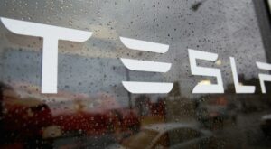 Elektrofahrzeuge: Software macht Probleme: Darum wurden 2022 so viele Tesla-Fahrzeuge zurückgerufen