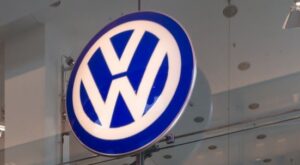 Neuer Kurs: VW-Aktie dreht ins Minus: Aufseher Weil mahnt bei VW-Kernprojekt Trinity zur Geduld