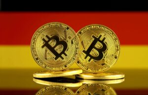 Bitcoin-Münzen vor deutscher Flage