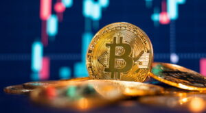 Der Bitcoin ist die bekannteste Kryptowährung und damit die wichtigste digitale Geldeinheit. Bitcoinmünzen existieren digital, Anleger können Bitcoins kaufen.