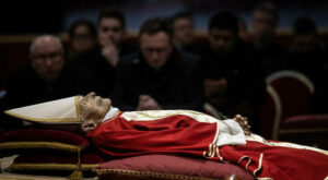 Josef Ratzinger: Emeritierter Papst Benedikt XVI. aufgebahrt im Petersdom aufgebahrt