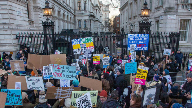 Demonstration: Britische Pflegekräfte beginnen größten Streik ihrer Geschichte