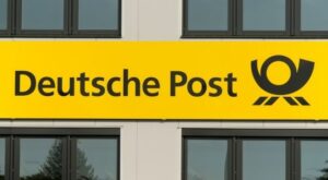 Tarfikonflikt: Deutsche Post-Aktie: Abstimmung über unbefristeten Streik bei der Post - Konzern droht mit Auslagerung