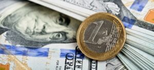 Konjunktur im Blick: Euro Dollar-Kurs: Darum fällt der Euro zeitweise unter 1,06 US-Dollar