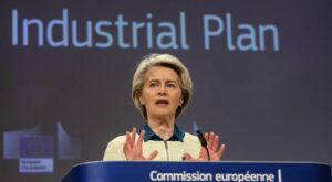 Grüne Investitionen: 350 Milliarden Euro: Von der Leyen will Firmen mit Subventionen in der EU halten