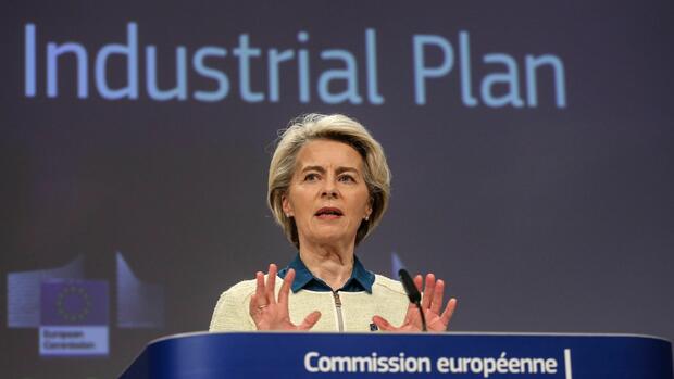 Grüne Investitionen: 350 Milliarden Euro: Von der Leyen will Firmen mit Subventionen in der EU halten