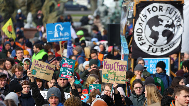 Klimaschutz: Aufruf zum globalen Klimaprotest - Fridays For Future und Verdi legen Teile des deutschen Verkehrs lahm