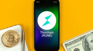 Smartphone zeigt Thorchain-Logo