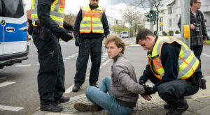 Letzte Generation: Klimaaktivisten blockieren mehrere Straßen in Berlin