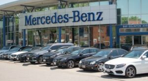 Wichtiger Meilenstein: Mercedes-Benz überholt NASDAQ-Titel Tesla: Mercedes-Benz erhält Zertifizierung für "DRIVE PILOT" in Kalifornien