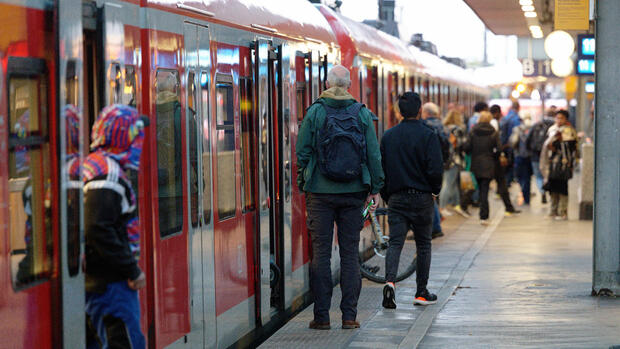 Tarifkonflikt: Erfolgsaussichten unklar: Bahn und EVG verhandeln wieder