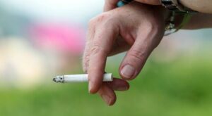 Gesundheit: Lauterbach will Rauchen im Auto mit Kindern verbieten