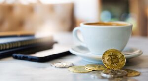 Bitcoin Münze mit Kaffeetasse