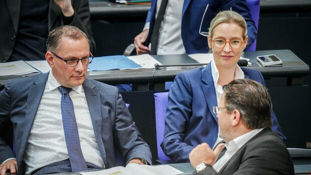 Umfrage: Mehrheit der Wahlberechtigten hält AfD für rechtsextrem