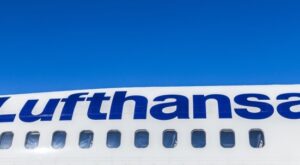 Lufthansa-Aktie: Lufthansa-Maschine mit Triebwerksproblem in Hamburg gelandet