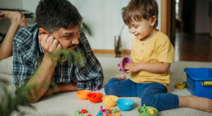 Väterreport: „Mangelnder Mut“ hält Männer von der Kinderbetreuung ab