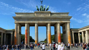 Berliner Wahrzeichen: Alle sechs Säulen: Klimaaktivisten besprühen Brandenburger Tor mit oranger Farbe