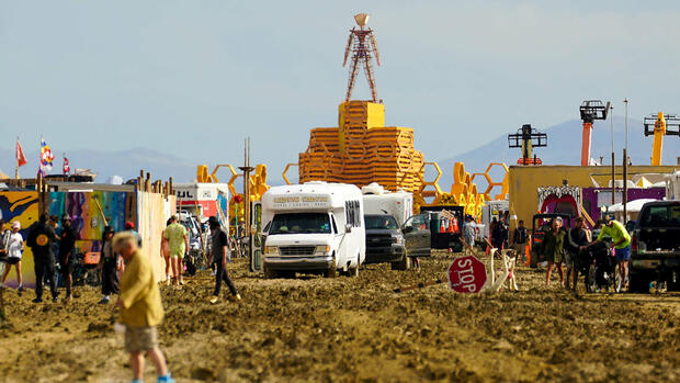 Wüste von Nevada: Schlamm-Drama in den USA – Zehntausende Festivalbesucher sitzen beim „Burning Man“ fest