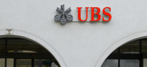 UBS-Aktie tiefrot: UBS legt Verwaltungsräte von UBS Schweiz und CS Schweiz zusammen - wohl neue Abbauwelle bei CS geplant