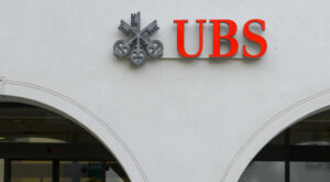 UBS-Aktie tiefrot: UBS legt Verwaltungsräte von UBS Schweiz und CS Schweiz zusammen - wohl neue Abbauwelle bei CS geplant