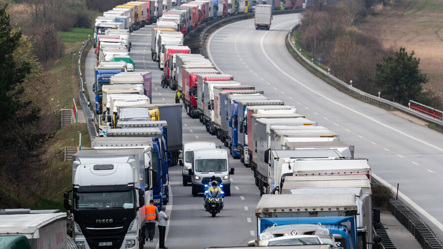 Umweltschutz : EU-Staaten wollen CO2-Ausstoß von Lkw und Bussen deutlich senken