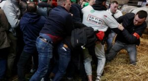 Frankreich: Handgemenge mit Bauern vor Messebesuch Macrons