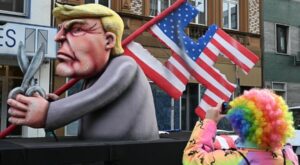 Karneval: Trump mit Hakenkreuzflagge, Kanzler Scholz ohne Hirn – So politisch sind die Rosenmontagszüge