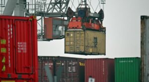 Konjunktur: Deutsche Exporte brechen im Dezember ein und ziehen Jahresbilanz deutlich ins Minus