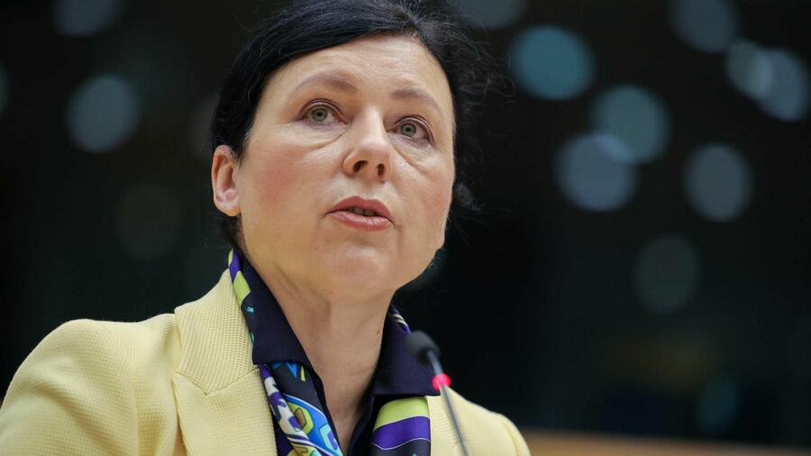 Manipulation: EU-Kommissarin Jourova: „Russland ist der Meister der Gehirnwäsche“