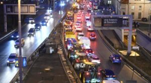 Protest: Bauern protestieren mit rund 500 Traktoren und Lkw in Prag