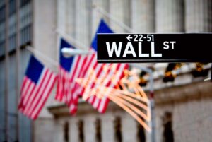 Wall Street Straßenschild und amerikanische Fahnen