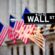 Wall Street Straßenschild und amerikanische Fahnen