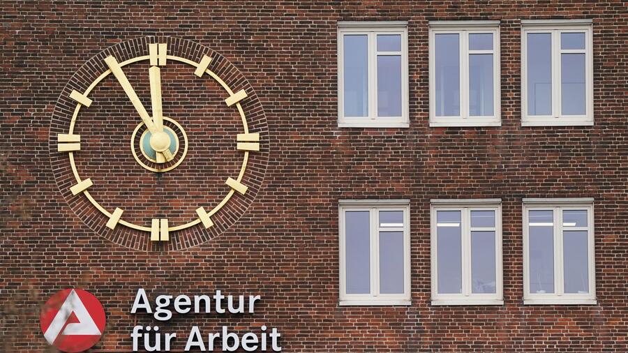 Arbeitsmarkt: BA-Forschungsinstitut – Beschäftigung und Arbeitslosigkeit steigen 2024