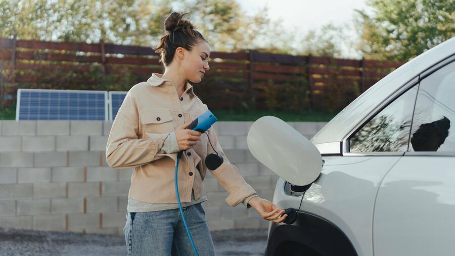 Energiewende : Wie E-Autos und Wärmepumpen das Netz stabilisieren und die Stromrechnung senken können