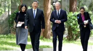 Kanzler in Peking: China-Reise: Als Scholz Frieden wollte und Äpfel bekam