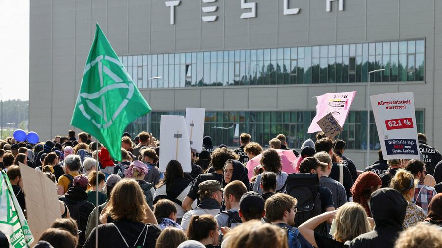 Grünheide: Aktivisten kündigen weiteren Protest gegen Tesla an