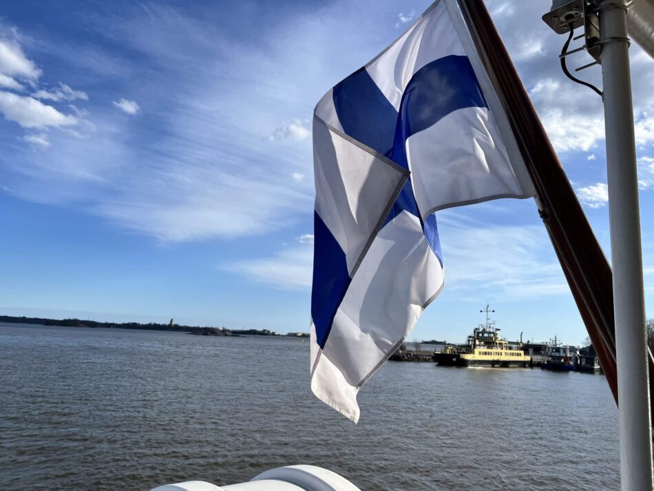 Eine finnische Flagge auf einem Boot